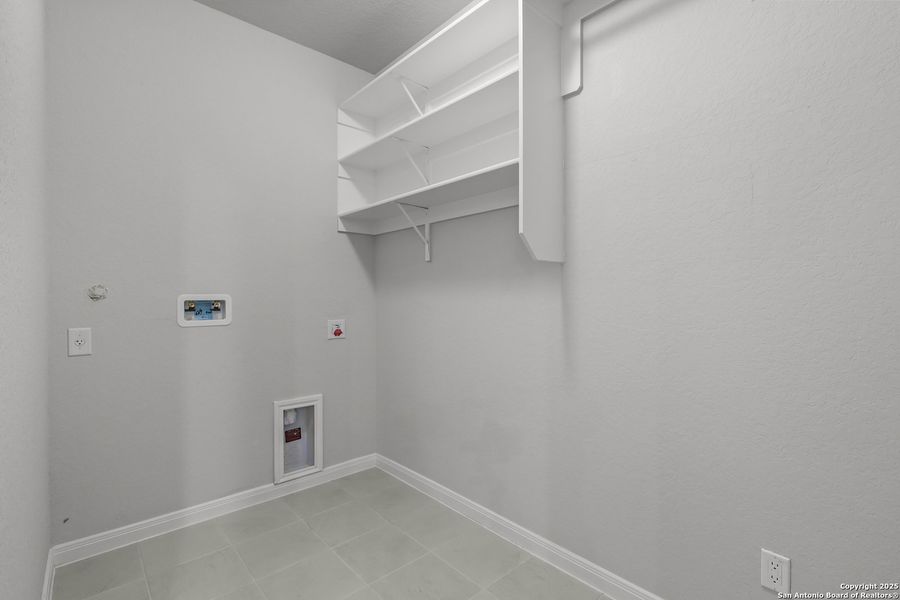 Spacious, unfurnished interior of a new home in Foxbrook, Cibolo (Image 29).