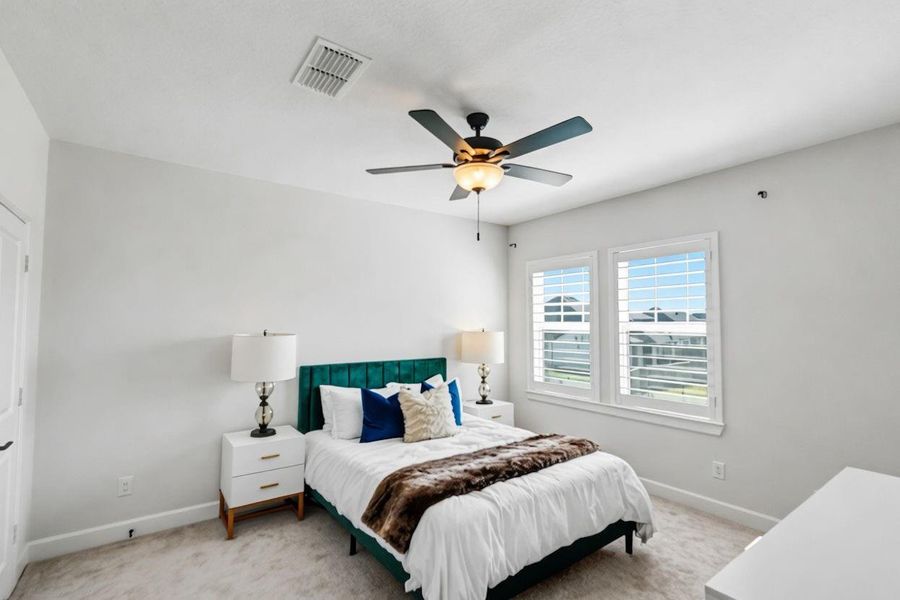 Inviting secondary bedroom with soft carpet and great natural light. Comfortable space ideal for guests or everyday use.