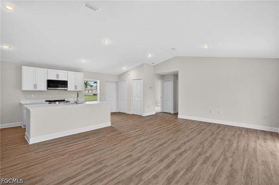 Spacious, unfurnished interior of a new home in Cape Coral, Cape Coral (Image 10).