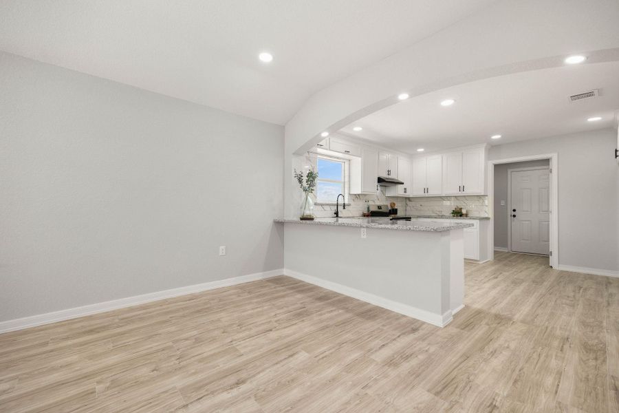 This spacious bar area features a dedicated additional seating section, perfect for hosting guests or enjoying a casual meal. This spacious bar area features a dedicated additional seating section, perfect for hosting guests or enjoying a casual meal.