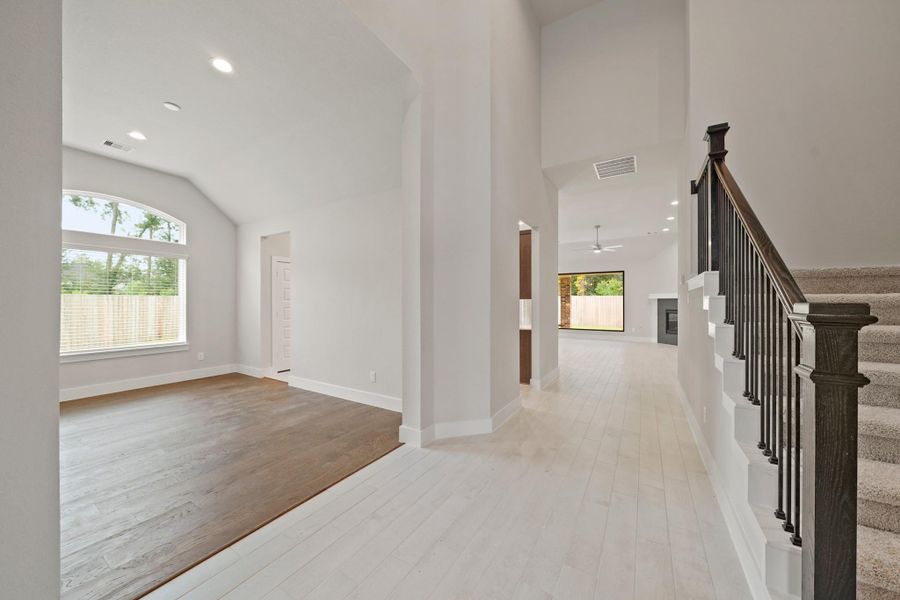 Spacious, unfurnished interior of a new home in Barton Creek Ranch, Conroe (Image 20). Spacious, unfurnished interior of a new home in Barton Creek Ranch, Conroe (Image 20).
