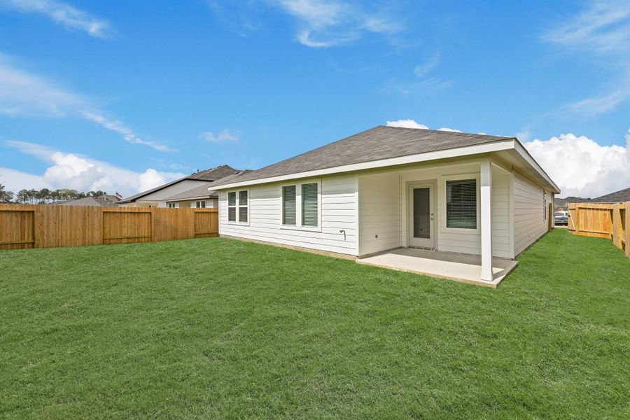 Exterior details and patio area of a home in Silverthorne, Conroe (Image 18).
