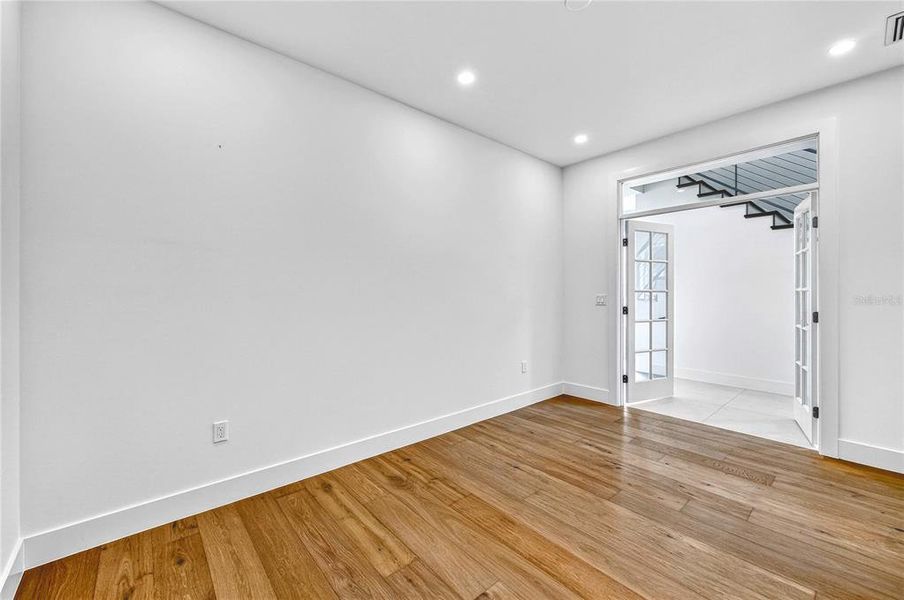 Spacious, unfurnished interior of a new home in , Sarasota (Image 64).