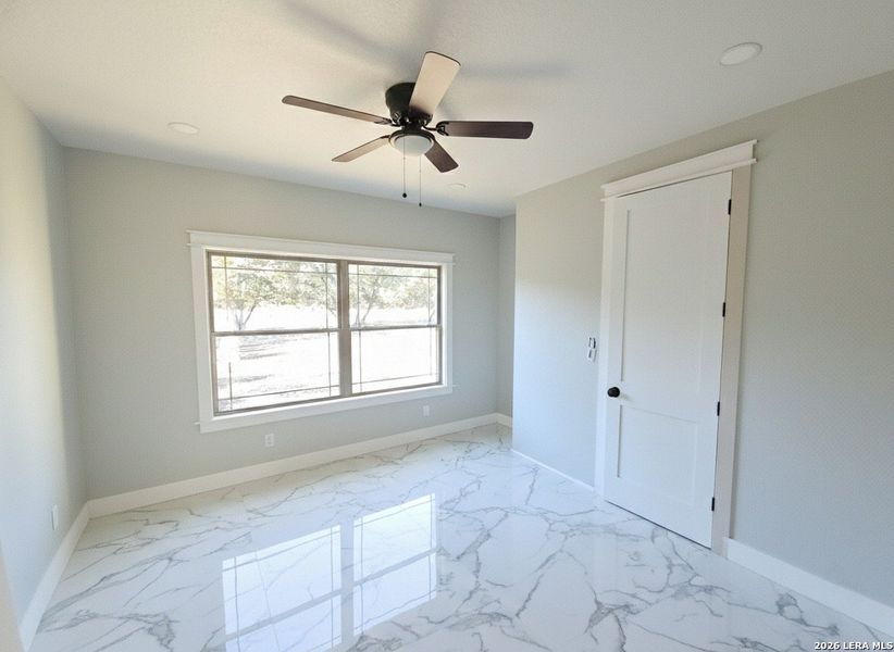 Spacious, unfurnished interior of a new home in , Bandera (Image 6).
