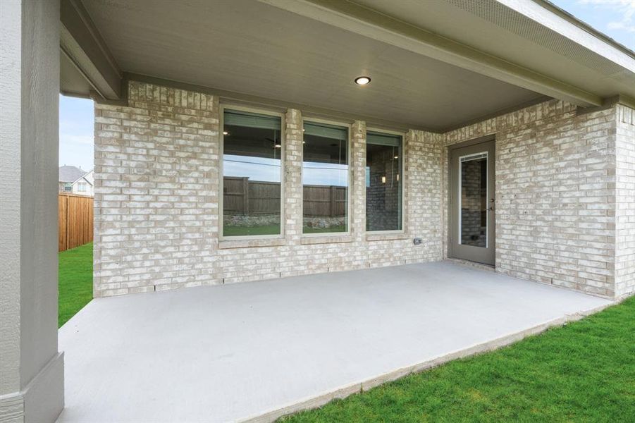 Exterior details and patio area of a home in Somerset, Venus (Image 26).