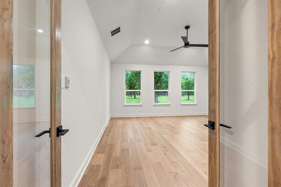 Spacious, unfurnished interior of a new home in Pecan Plantation, Granbury (Image 39). Spacious, unfurnished interior of a new home in Pecan Plantation, Granbury (Image 39).