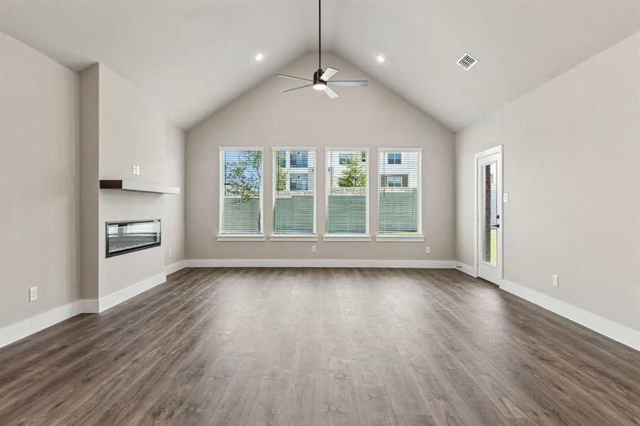 Spacious, unfurnished interior of a new home in Painted Tree Woodland West, McKinney (Image 16).