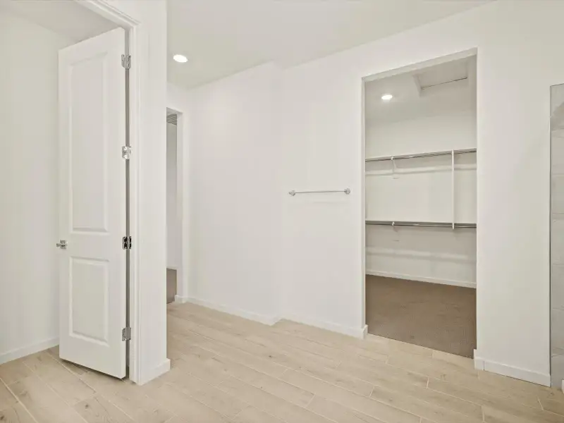 Spacious, unfurnished interior of a new home in Entrada Reserve Series, Tolleson (Image 9).