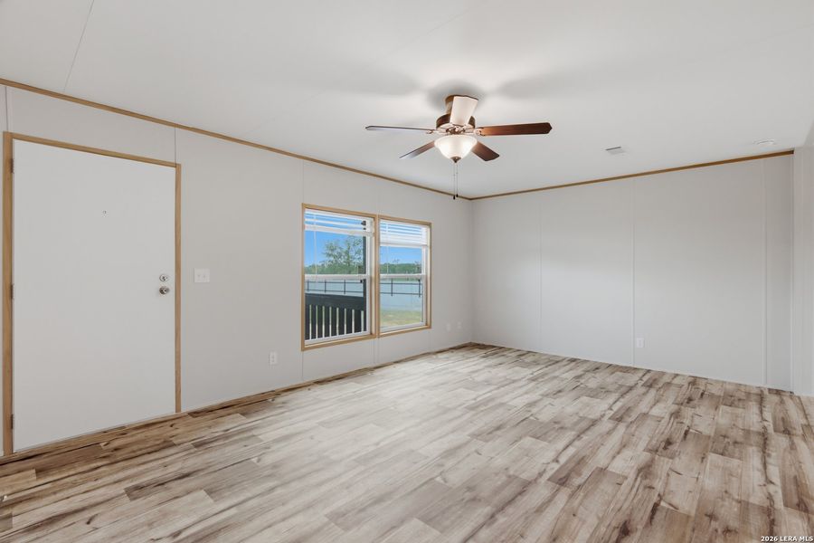 Spacious, unfurnished interior of a new home in , Atascosa (Image 10).
