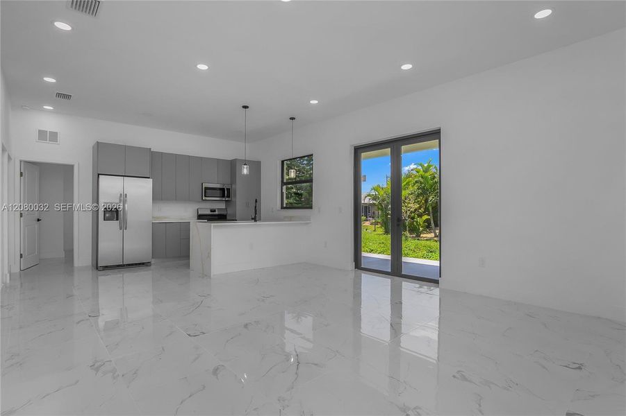 Spacious, unfurnished interior of a new home in , Cape Coral (Image 22).