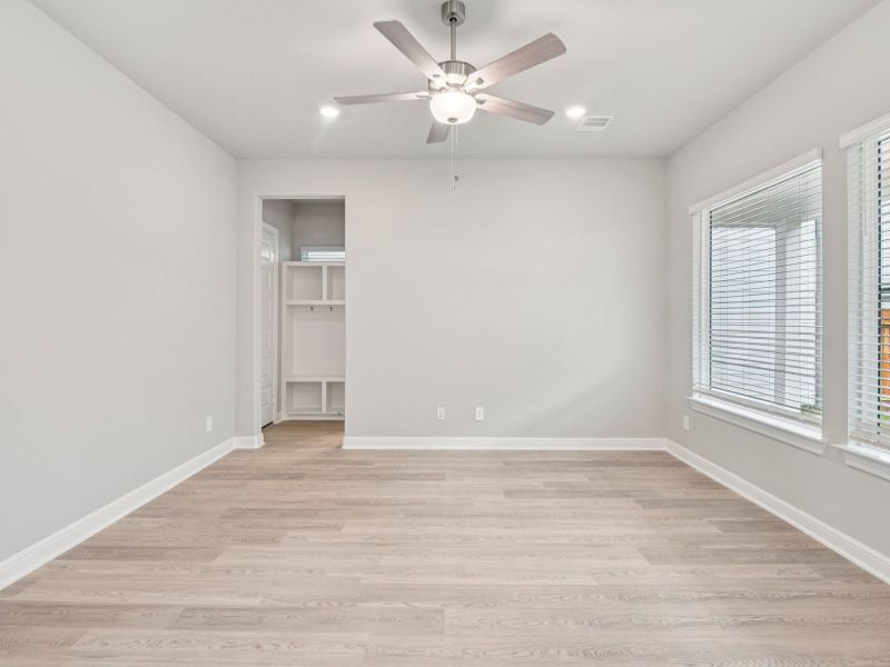Spacious, unfurnished interior of a new home in Pinewood Trails - Luxe Series, Atascocita (Image 11).