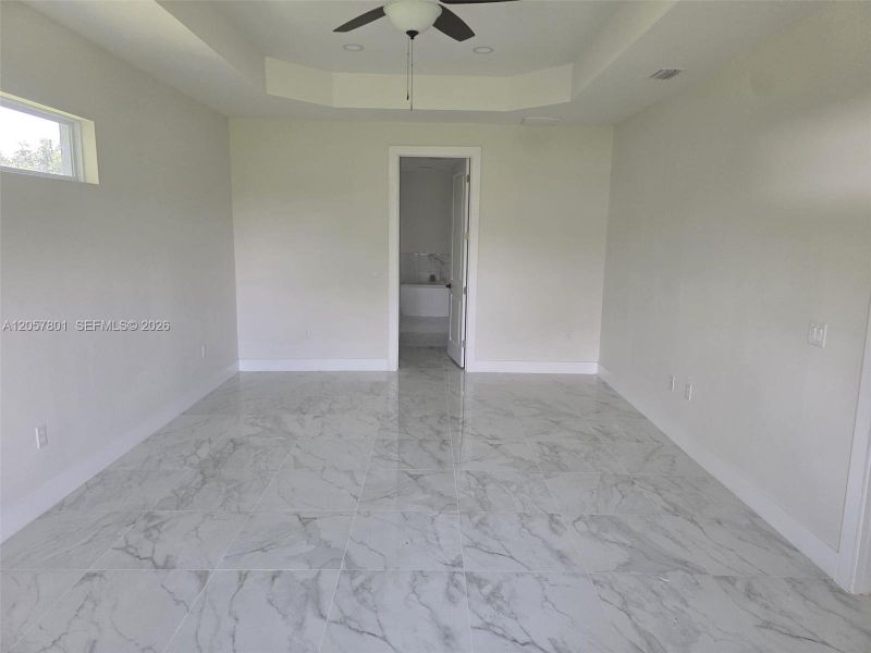 Spacious, unfurnished interior of a new home in , Fort Myers (Image 23).
