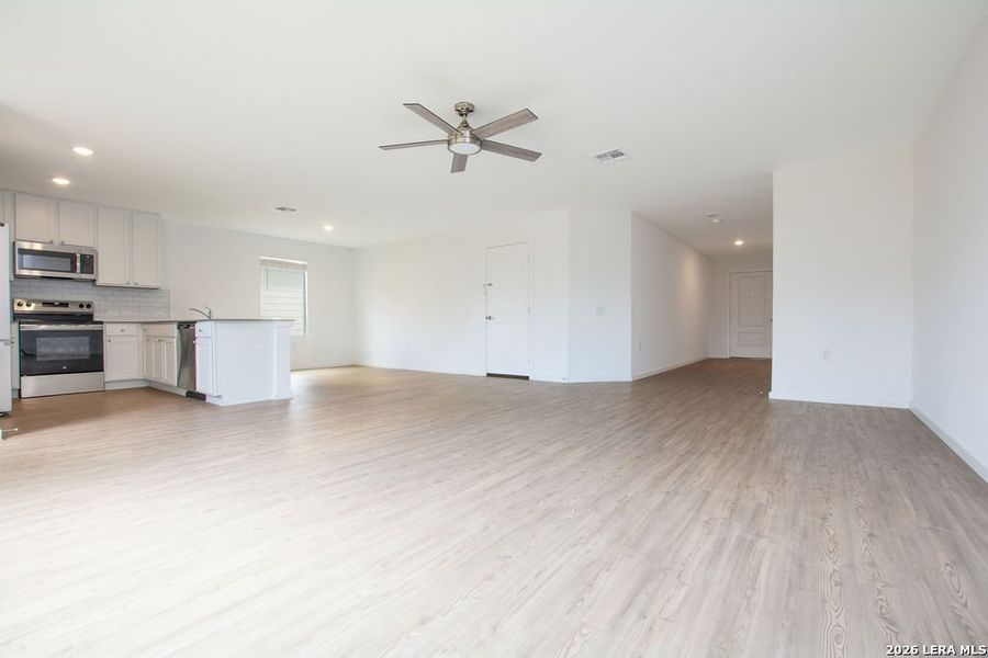 Spacious, unfurnished interior of a new home in Somerset Meadows, San Antonio (Image 17).