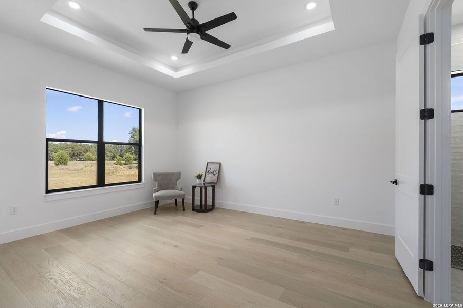 Spacious, unfurnished interior of a new home in , Bandera (Image 21).