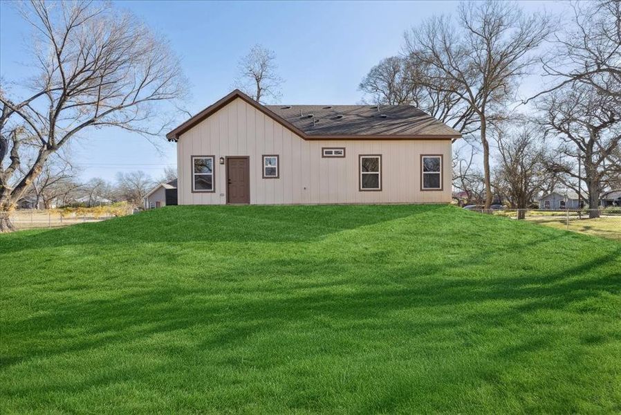 View of front of property featuring a front lawn