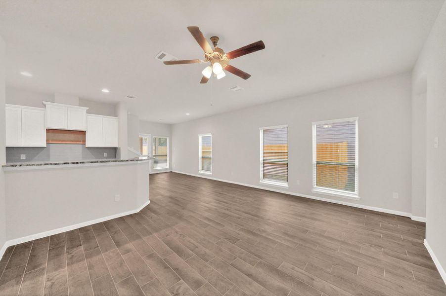 Spacious, unfurnished interior of a new home in Woodland Lakes, Houston (Image 13).