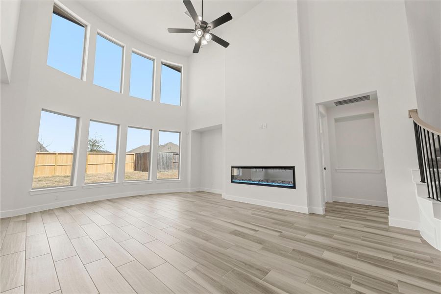 Representative image. Features, selections and colors may vary.