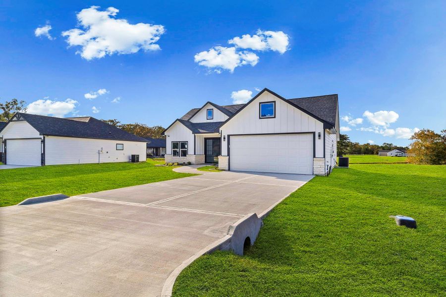 Nice spacious driveway. Nice spacious driveway.