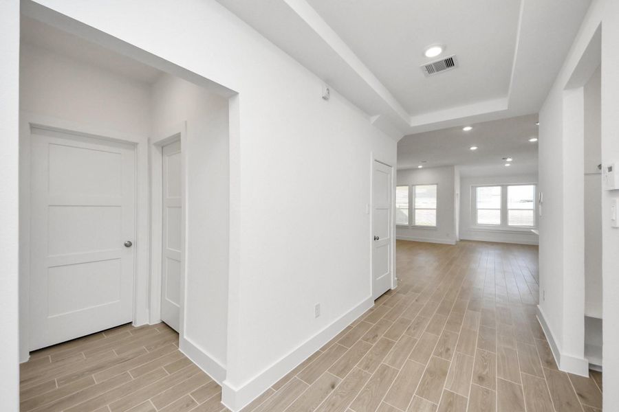 Spacious, unfurnished interior of a new home in Sunterra: Landmark Collection, Katy (Image 19).