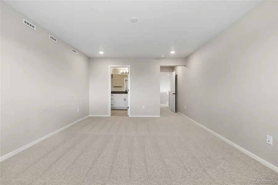 Spacious, unfurnished interior of a new home in Harvest Crossing, Aurora (Image 10).