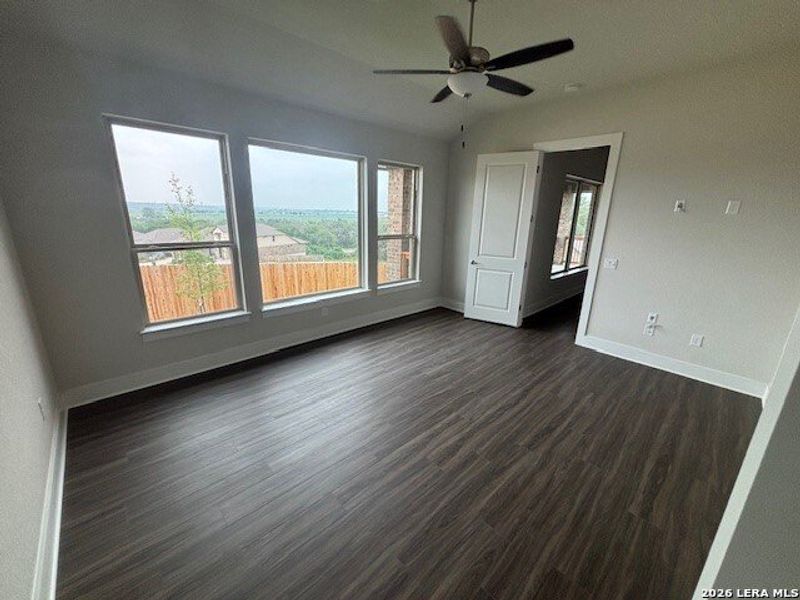 Spacious, unfurnished interior of a new home in Cibolo Crossing, Universal City (Image 9).