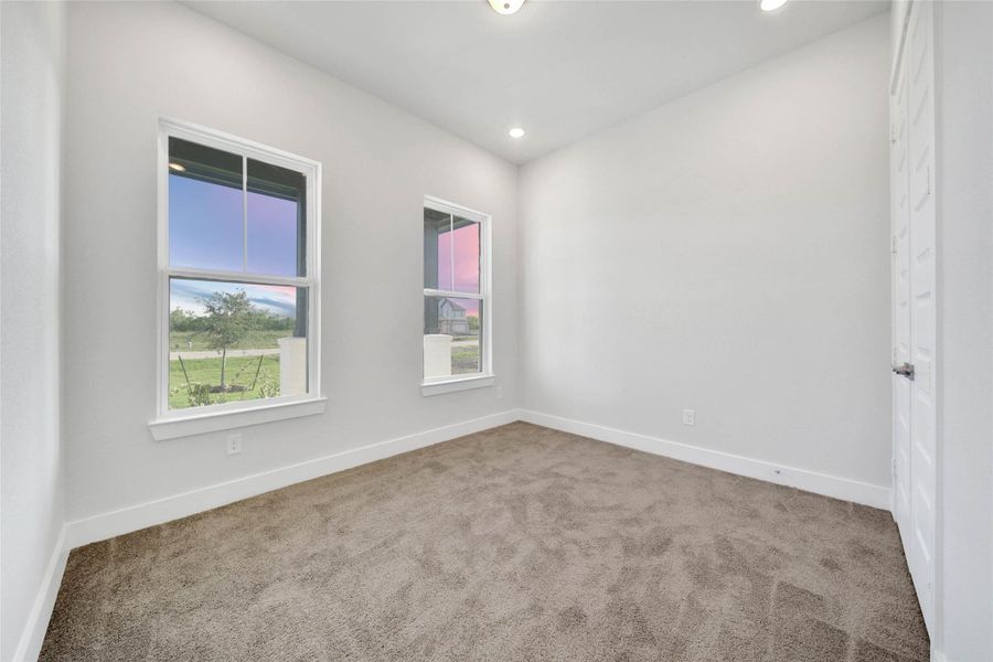 Spacious, unfurnished interior of a new home in Magnolia Bend, Rosharon (Image 31).