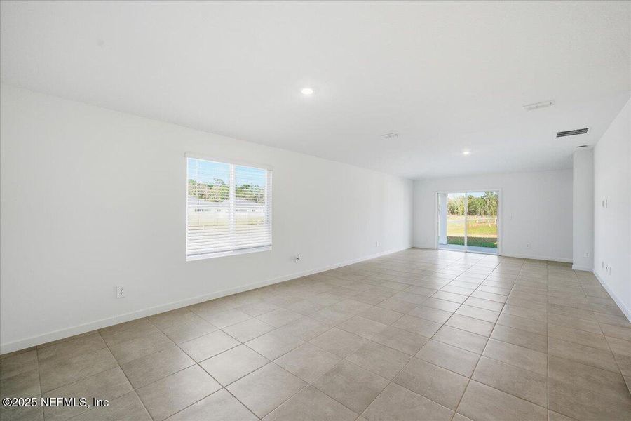 Spacious, unfurnished interior of a new home in Azalea Creek, Jacksonville (Image 15).