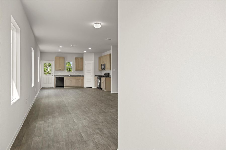 Spacious, unfurnished interior of a new home in Cloverleaf, Austin (Image 25).