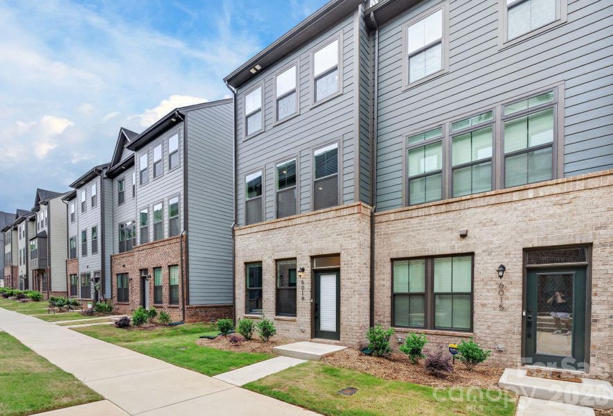 Condo located in Charlotte, NC showcasing its design and architecture (Image 4).