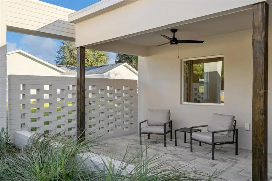 Exterior details and patio area of a home in , Lady Lake (Image 3).