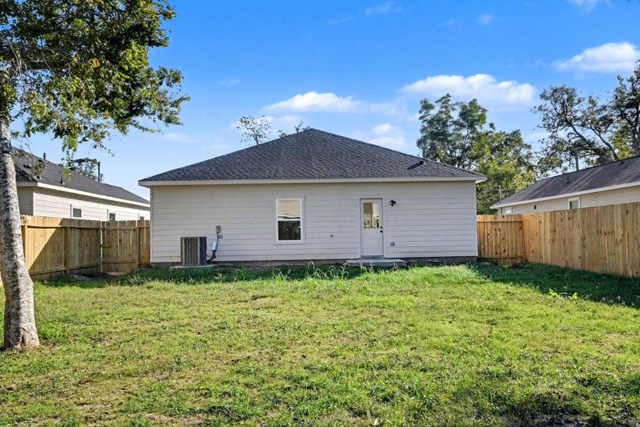Exterior details and patio area of a home in , La Marque (Image 4).