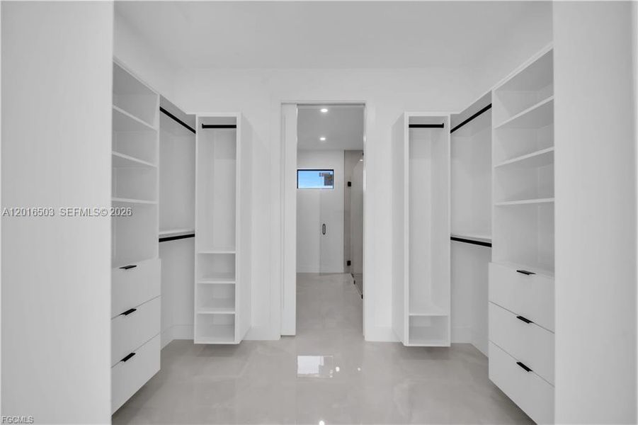 Spacious, unfurnished interior of a new home in , Lehigh Acres (Image 21).