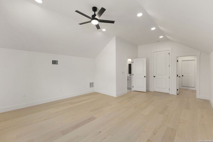 Spacious, unfurnished interior of a new home in , Bandera (Image 22).