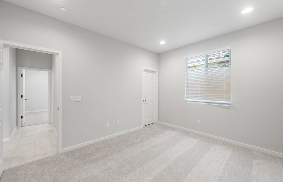 Spacious, unfurnished interior of a new home in Blossom Rock, Apache Junction (Image 19).
