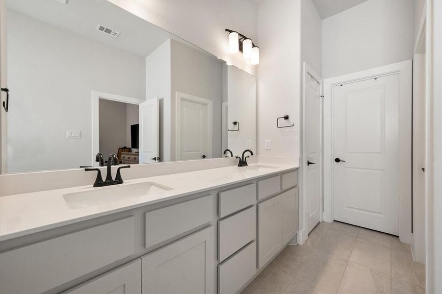 Furnished interior view inside a new home in , Waxahachie (Image 18).