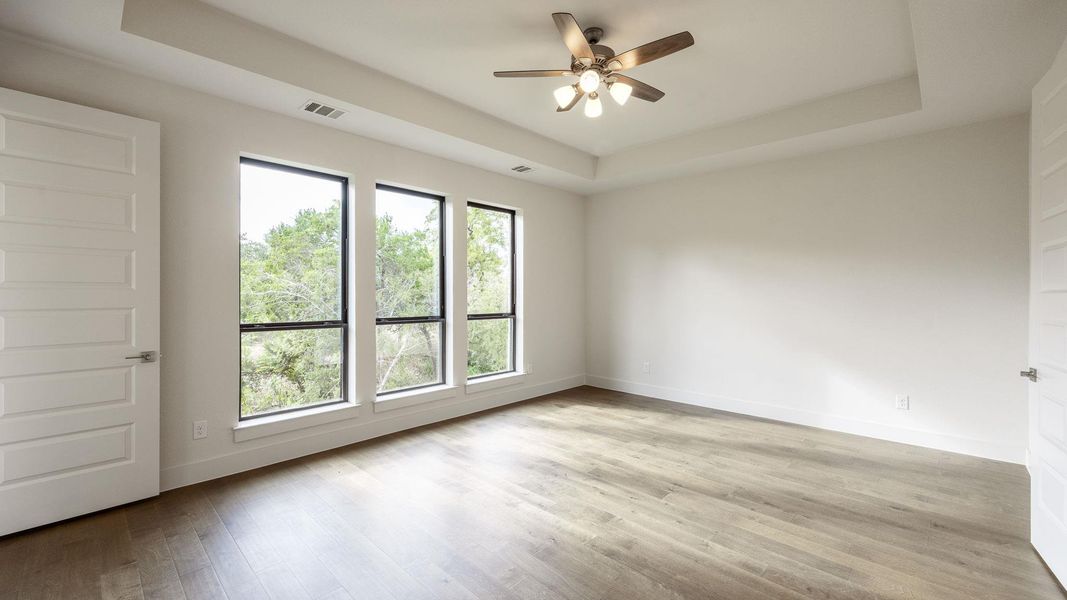 Spacious, unfurnished interior of a new home in Palmera Ridge 70', Leander (Image 8).