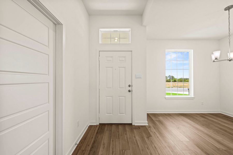 Spacious, unfurnished interior of a new home in Eagles Landing, Waco (Image 9).