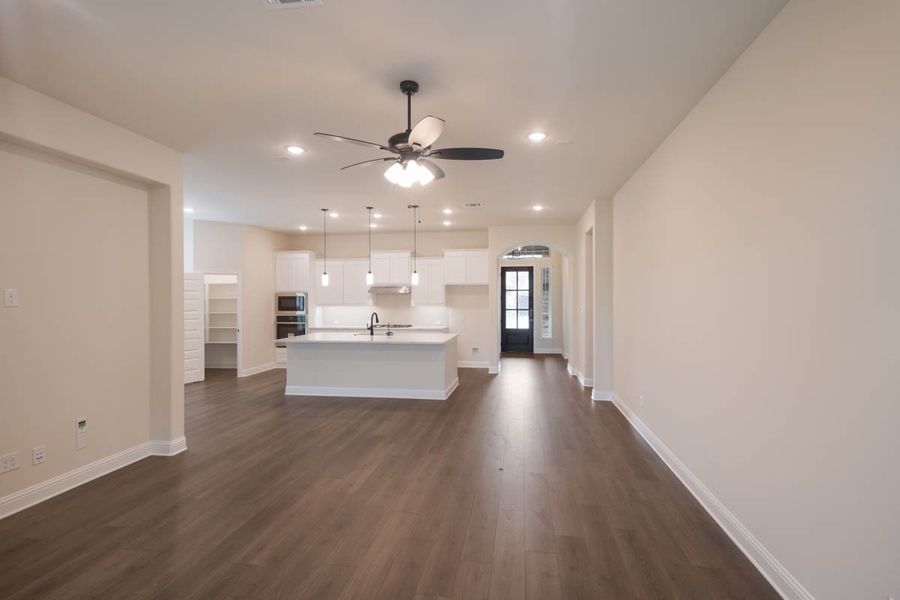 Spacious, unfurnished interior of a new home in Las Lomas, Forney (Image 19).
