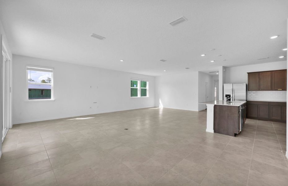 Spacious, unfurnished interior of a new home in Hyland Trail, Green Cove Springs (Image 15).