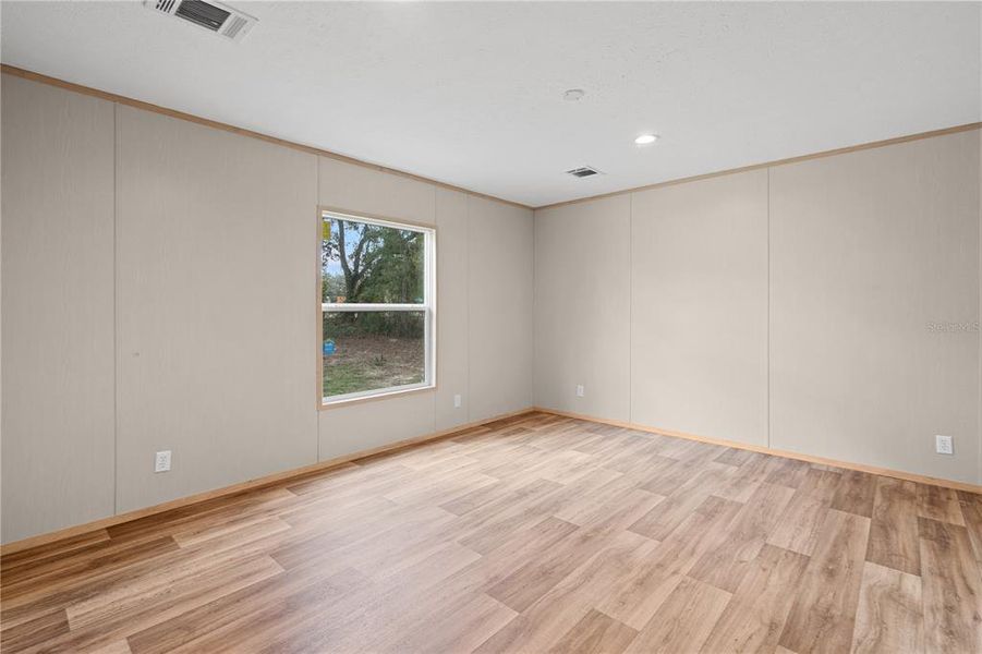 Spacious, unfurnished interior of a new home in , Bronson (Image 10).