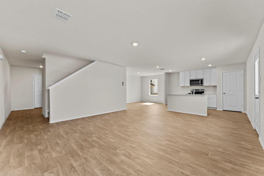 Spacious, unfurnished interior of a new home in Ladera, Luling (Image 12).