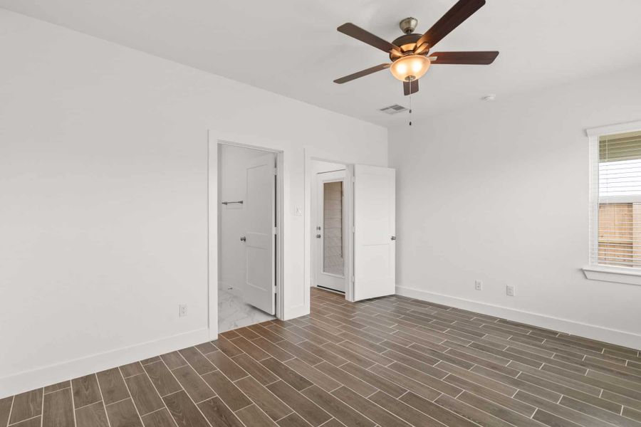 Spacious, unfurnished interior of a new home in Meridiana, Manvel (Image 11).