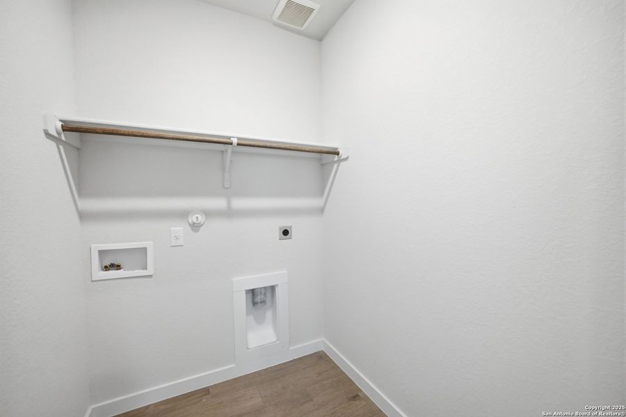 Spacious, unfurnished interior of a new home in August Fields, New Braunfels (Image 22). Spacious, unfurnished interior of a new home in August Fields, New Braunfels (Image 22).