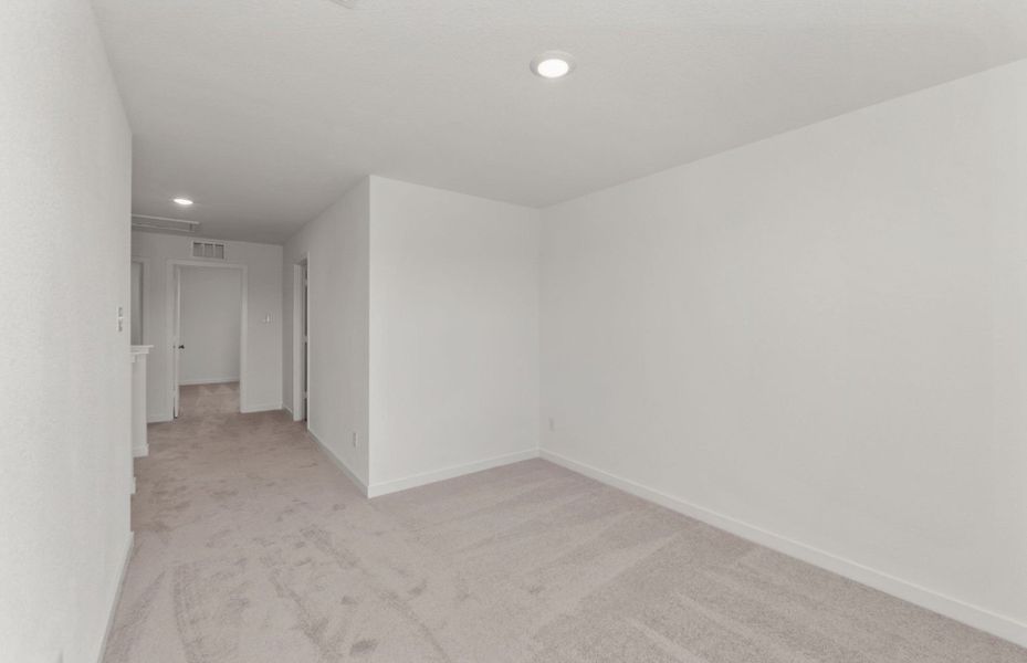 Spacious, unfurnished interior of a new home in Sunfield, Buda (Image 35).