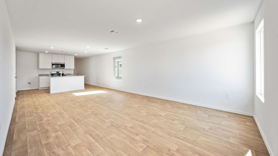 Spacious, unfurnished interior of a new home in Garver Heights, Houston (Image 5).