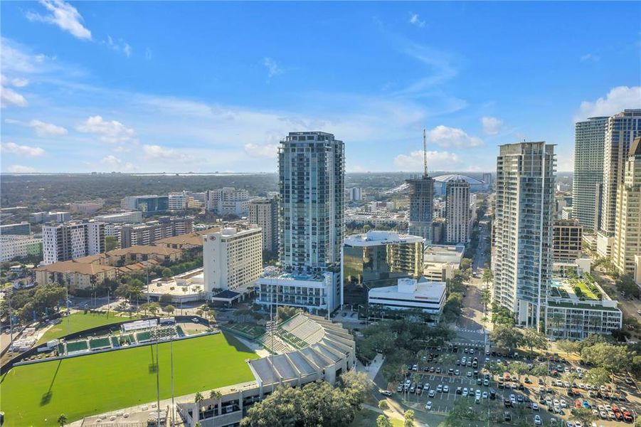 Condo located in St. Petersburg, FL showcasing its design and architecture (Image 4).