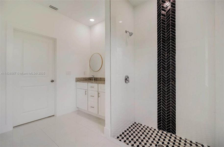 Spacious, unfurnished interior of a new home in , Alva (Image 19).