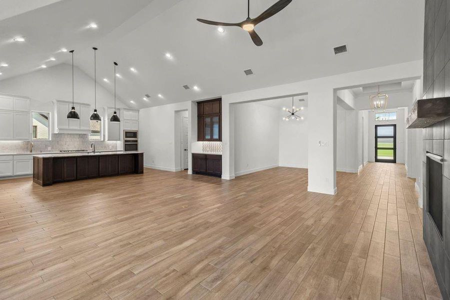 Spacious, unfurnished interior of a new home in Riceland, Mont Belvieu (Image 34).