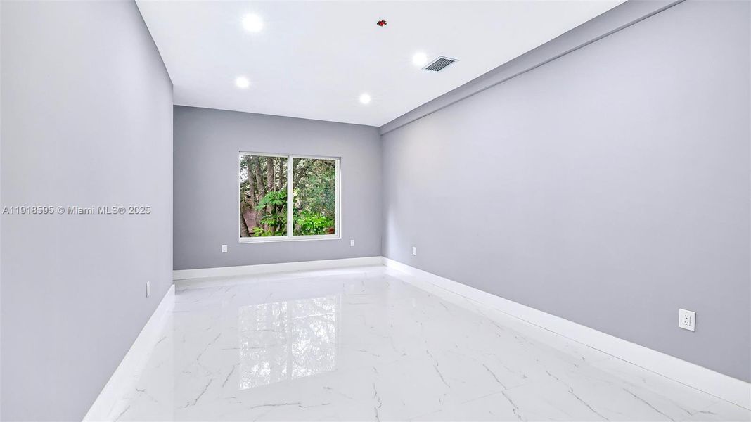 Spacious, unfurnished interior of a new home in , Fort Lauderdale (Image 34).