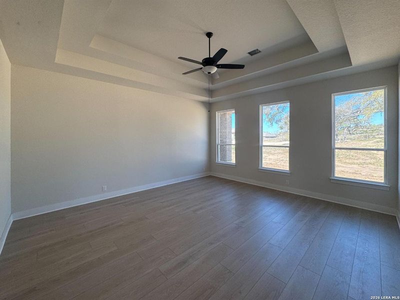 Spacious, unfurnished interior of a new home in Waldsanger, New Braunfels (Image 10).